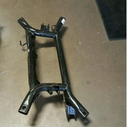 Bagbro / Crossmember Dodge Caliper, Jeep Compass/Patriot 2007 til 2017 (Mopar 68211933AB)