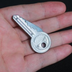 Lommekniv udformet som nglering &amp; passer perfekt i ngle bundtet (KeyShaped Folding Knife 66837)