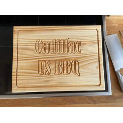 Skrebrt i fyrretr str. 40 x 29&frac12; x 4&frac12; cm. med 'Cadillac' udfrset samt saftrille 