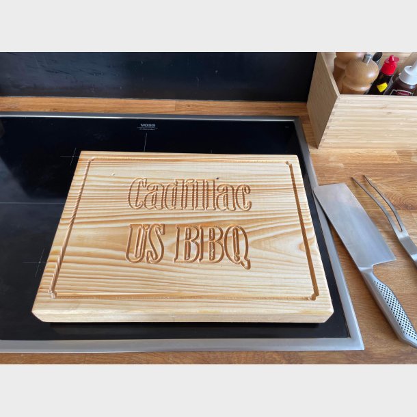 Sk�rebr�t i fyrretr� str. 40 x 29&frac12; x 4&frac12; cm. med 'Cadillac' udfr�set samt saftrille 