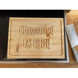 Skrebrt i fyrretr str. 40 x 29&frac12; x 4&frac12; cm. med 'Chevrolet' udfrset samt saftrille 