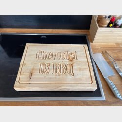 Sk�rebr�t i fyrretr� str. 40 x 29&frac12; x 4&frac12; cm. med 'Chevrolet' udfr�set samt saftrille 