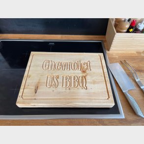 Sk�rebr�t i fyrretr� str. 40 x 29&frac12; x 4&frac12; cm. med 'Chevrolet' udfr�set samt saftrille 