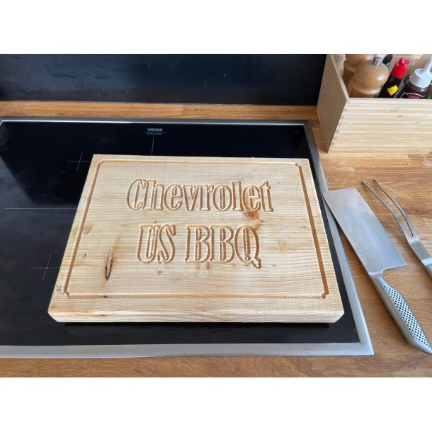 Skrebrt i fyrretr str. 40 x 29&frac12; x 4&frac12; cm. med 'Chevrolet' udfrset samt saftrille 