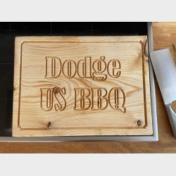 Sk�rebr�t i fyrretr� str. 40 x 29&frac12; x 4&frac12; cm. med 'Dodge' udfr�set samt saftrille 