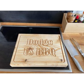 Skrebrt i fyrretr str. 40 x 29½ x 4½ cm. med 'Dodge' udfrset samt saftrille 