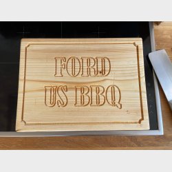 Sk�rebr�t i fyrretr� str. 40 x 29&frac12; x 4&frac12; cm. med 'Ford' udfr�set samt saftrille 