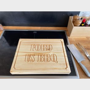 Sk�rebr�t i fyrretr� str. 40 x 29&frac12; x 4&frac12; cm. med 'Ford' udfr�set samt saftrille 