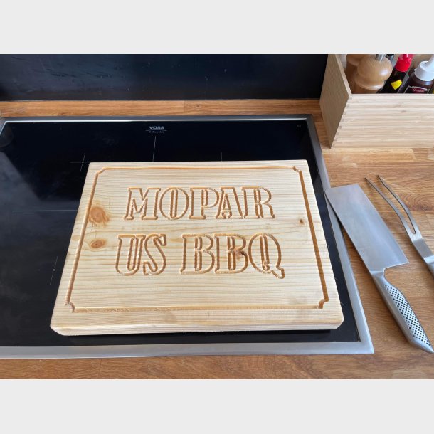 Sk�rebr�t i fyrretr� str. 40 x 29&frac12; x 4&frac12; cm. med 'Mopar' udfr�set samt saftrille 