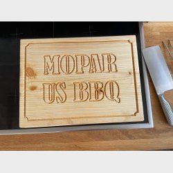 Sk�rebr�t i fyrretr� str. 40 x 29&frac12; x 4&frac12; cm. med 'Mopar' udfr�set samt saftrille 