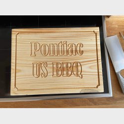 Sk�rebr�t i fyrretr� str. 40 x 29&frac12; x 4&frac12; cm. med 'Pontiac' udfr�set samt saftrille 