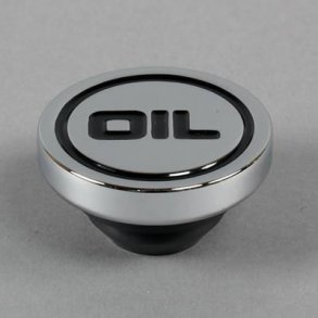 Oliedksel chrom med logo i toppen. 'Oil' og med sort skrift i logo'et